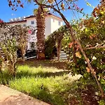 2 Bedroom With Private Garden, Walk To Nissi Beach, Communal Swimming Pool