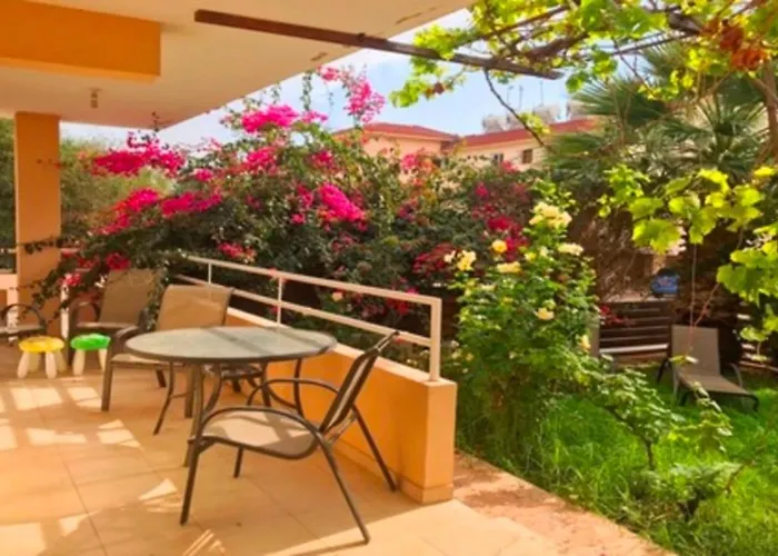 2 Bedroom With Private Garden, Walk To Nissi Beach, Communal Swimming Pool