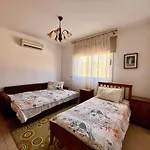 2 Bedroom With Private Garden, Walk To Nissi Beach, Communal Swimming Pool