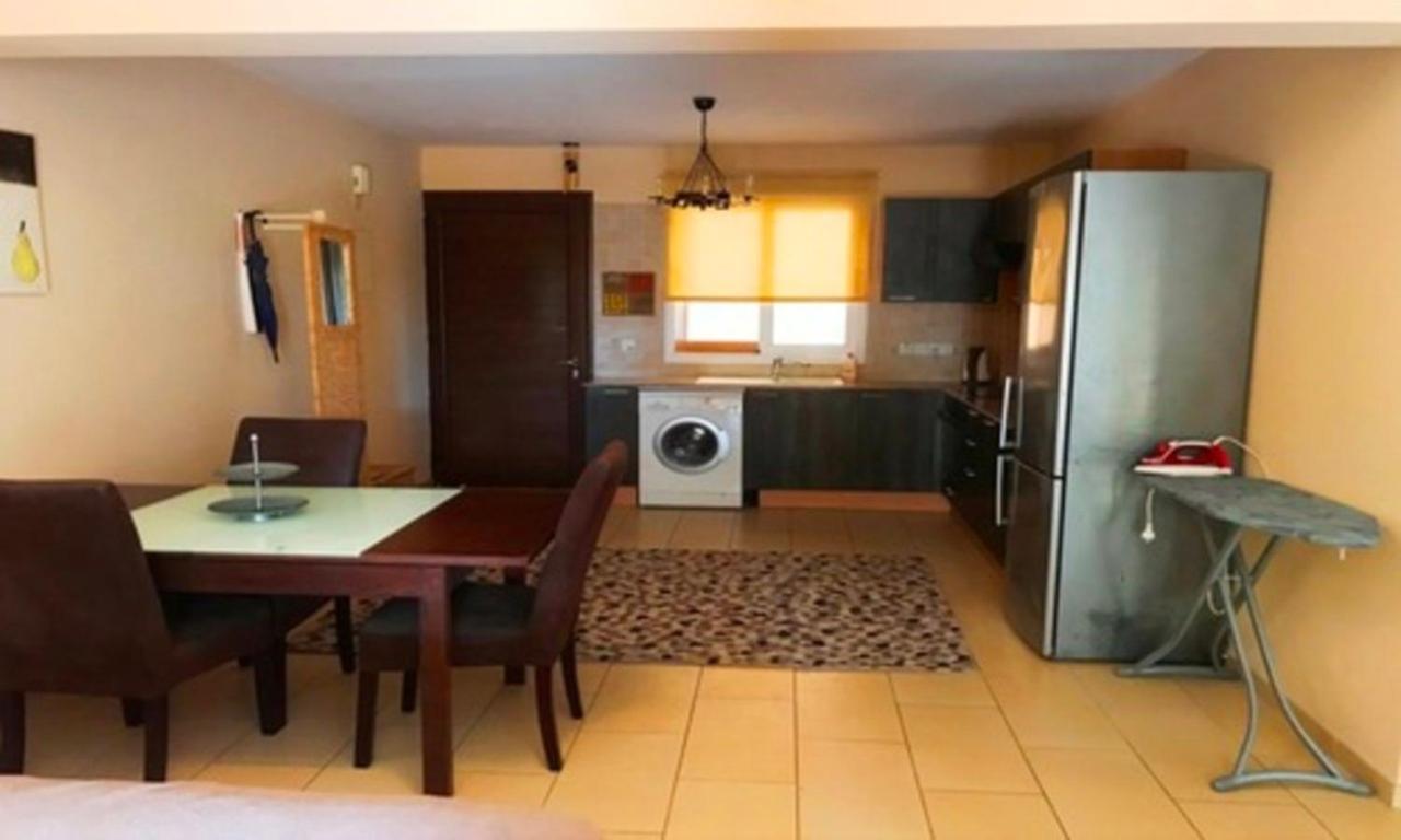 2 Bedroom With Private Garden, Walk To Nissi Beach, Communal Swimming Pool Apartment